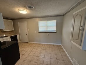 1216 E Foster Ave in Pampa, TX - Foto de edificio - Building Photo