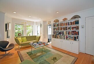 993 Memorial Dr, Unit 203 in Cambridge, MA - Building Photo - Building Photo