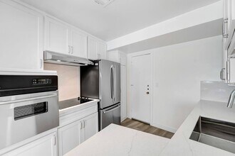 8430 De Longpre in West Hollywood, CA - Foto de edificio - Building Photo