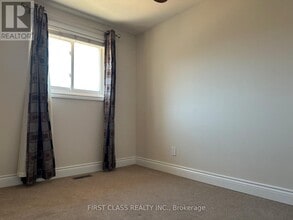 28 Collins Crescent in Aurora, ON - Building Photo - Building Photo