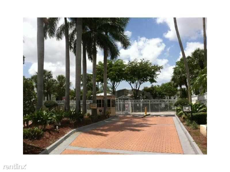 6701 NW 169th St-Unit -Apt 201 in Hialeah, FL - Building Photo