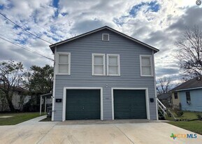 305 E Sabine St in Victoria, TX - Building Photo