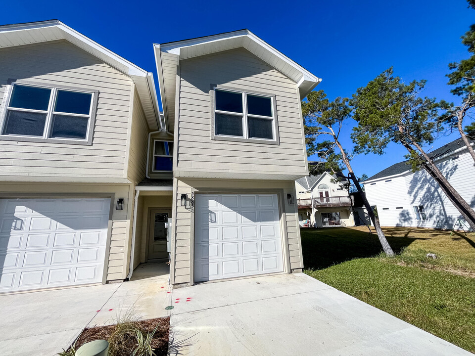 2885 Leahs Ln in Navarre, FL - Building Photo