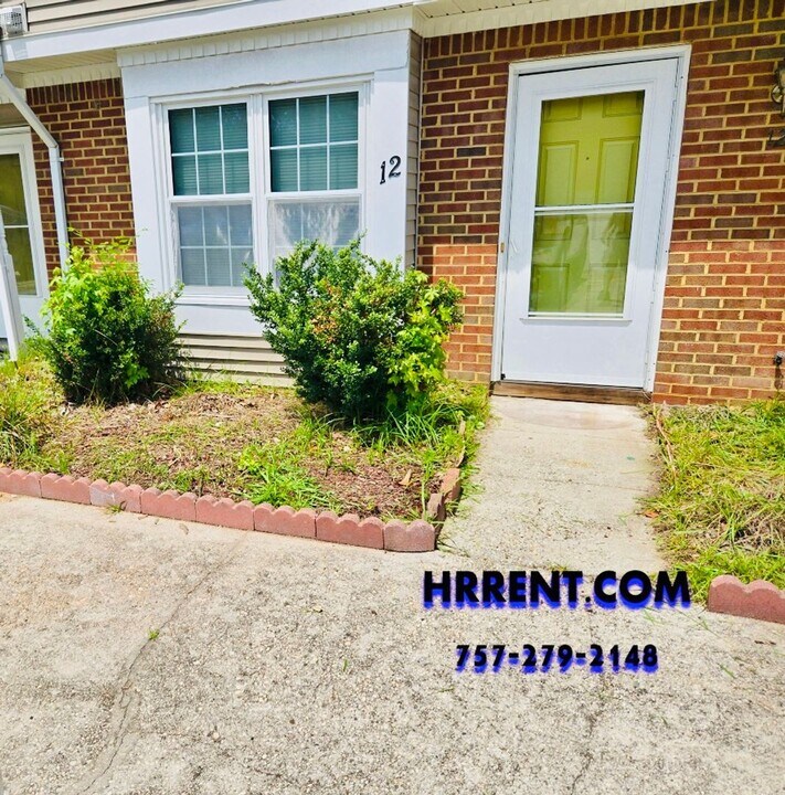 12 Owl Creek Ct in Hampton, VA - Building Photo