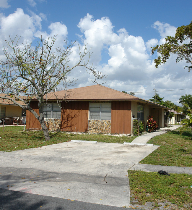 42-48 SW 13th St in Dania Beach, FL - Building Photo - Building Photo