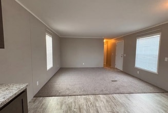 180 W Orleans Ct in Howell, MI - Foto de edificio - Building Photo