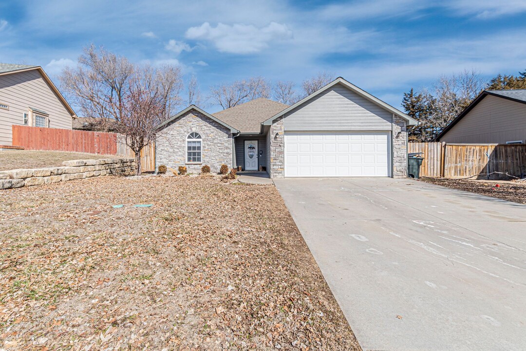 8763 William Dr in Manhattan, KS - Building Photo