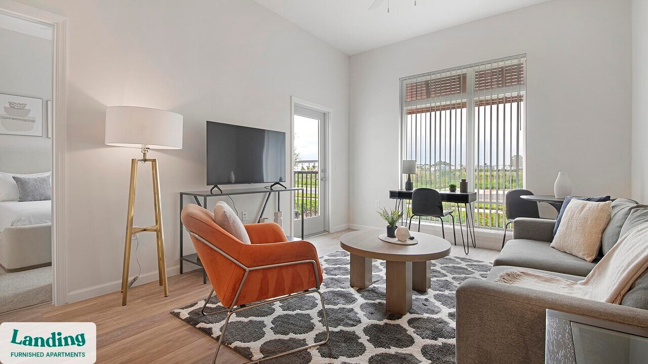 5256 International Dr in Orlando, FL - Building Photo