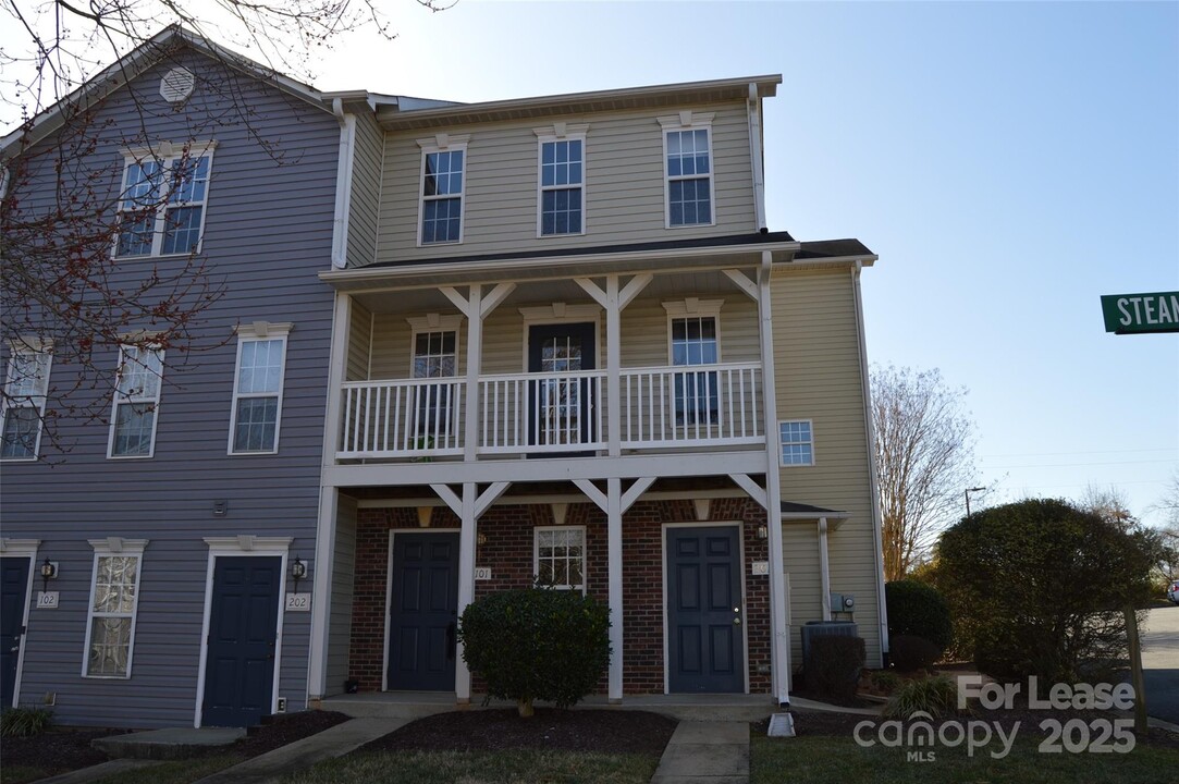 110 Steam Engine Dr in Mooresville, NC - Building Photo