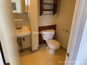 2412 Western Ave in Newburgh, ME - Foto de edificio - Building Photo