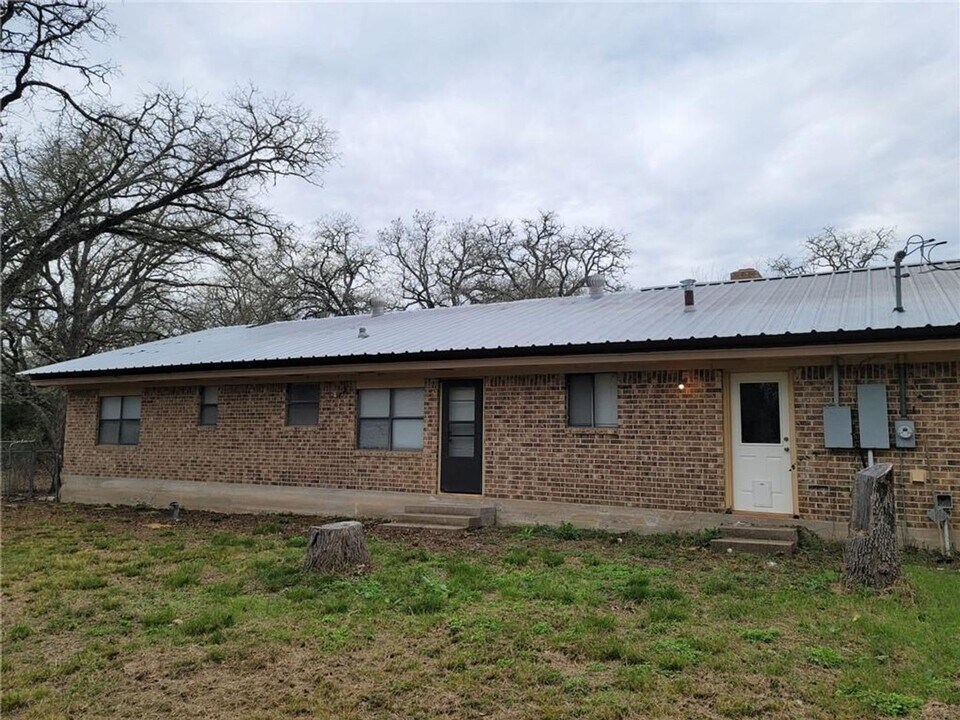 19219 Hogeye Rd-Unit -A & B in Manor, TX - Building Photo