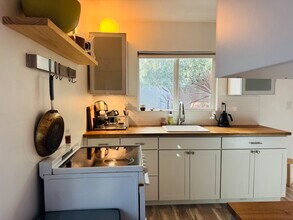 9048 Hargis St, Unit Back house in Los Angeles, CA - Foto de edificio - Building Photo