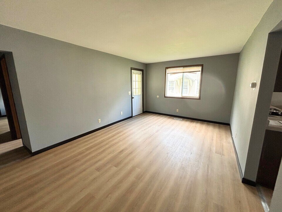 822 Menomonie St in Eau Claire, WI - Building Photo