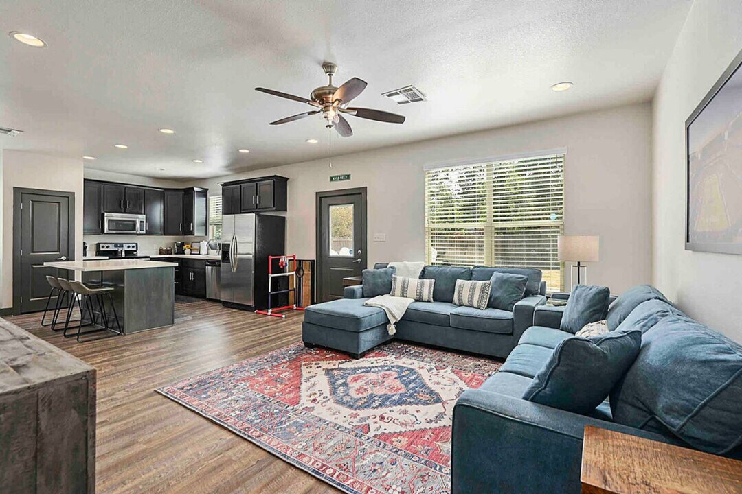 4304 Oaklawn St in Bryan, TX - Building Photo