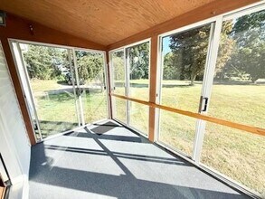480 Oliphant Ln in Middletown, RI - Building Photo - Building Photo