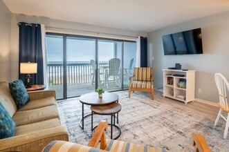 1311 Lake Park Blvd S in Carolina Beach, NC - Foto de edificio - Building Photo