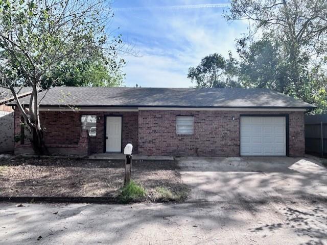 211 W Doverfield Dr in Houston, TX - Building Photo