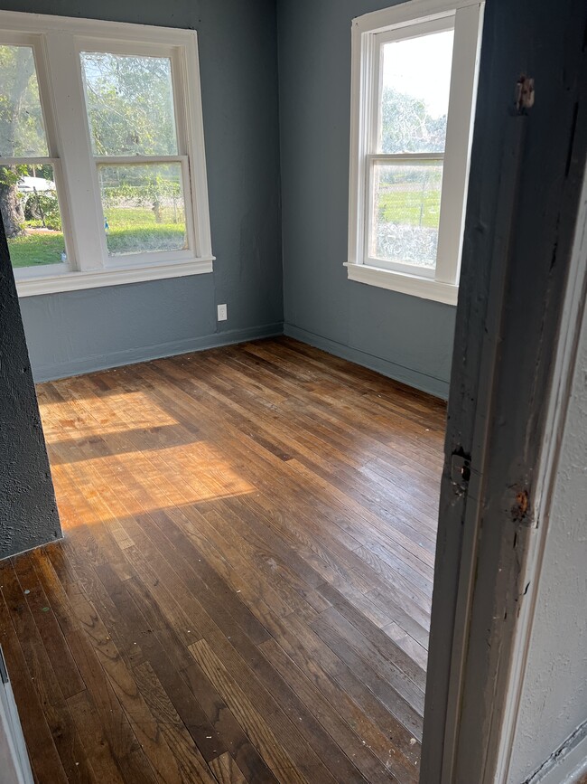 5563 Hall Ave in Corpus Christi, TX - Foto de edificio - Building Photo