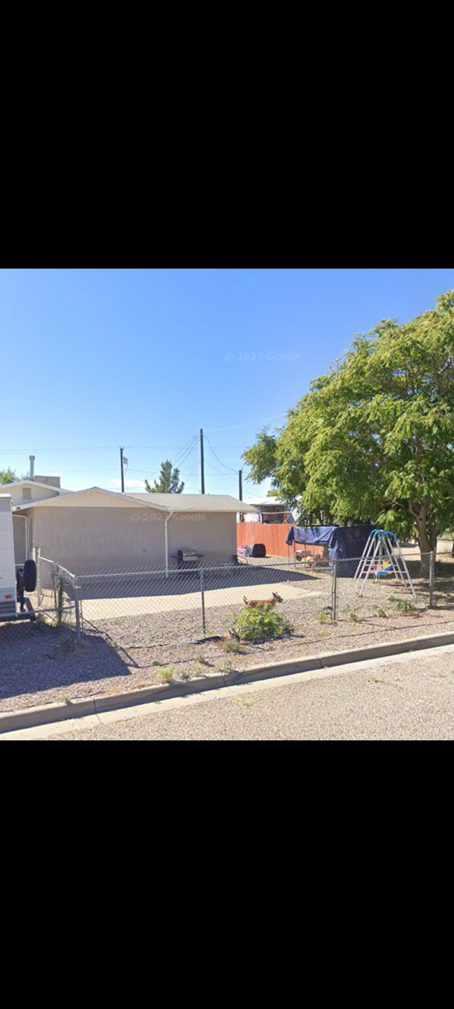 201 Christopher Dr in Belen, NM - Foto de edificio - Building Photo