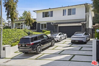 16544 Park Ln Dr in Los Angeles, CA - Building Photo - Building Photo