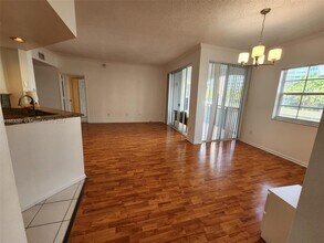 3135 NE 184th St, Unit #2204 in North Miami Beach, FL - Foto de edificio - Building Photo