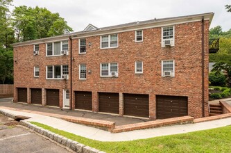 Short Hills Village Apartment Homes in Short Hills, NJ - Foto de edificio - Building Photo