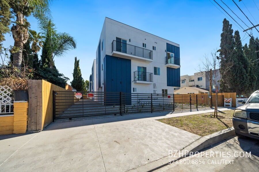 6334 Beck Ave in Los Angeles, CA - Building Photo