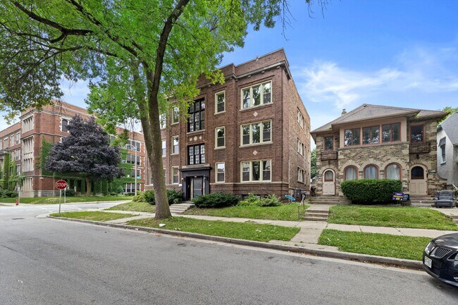 2905 N Bartlett Ave in Milwaukee, WI - Building Photo - Building Photo