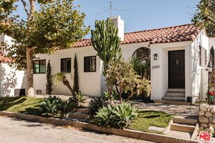 2060 High Tower Dr in Los Angeles, CA - Building Photo