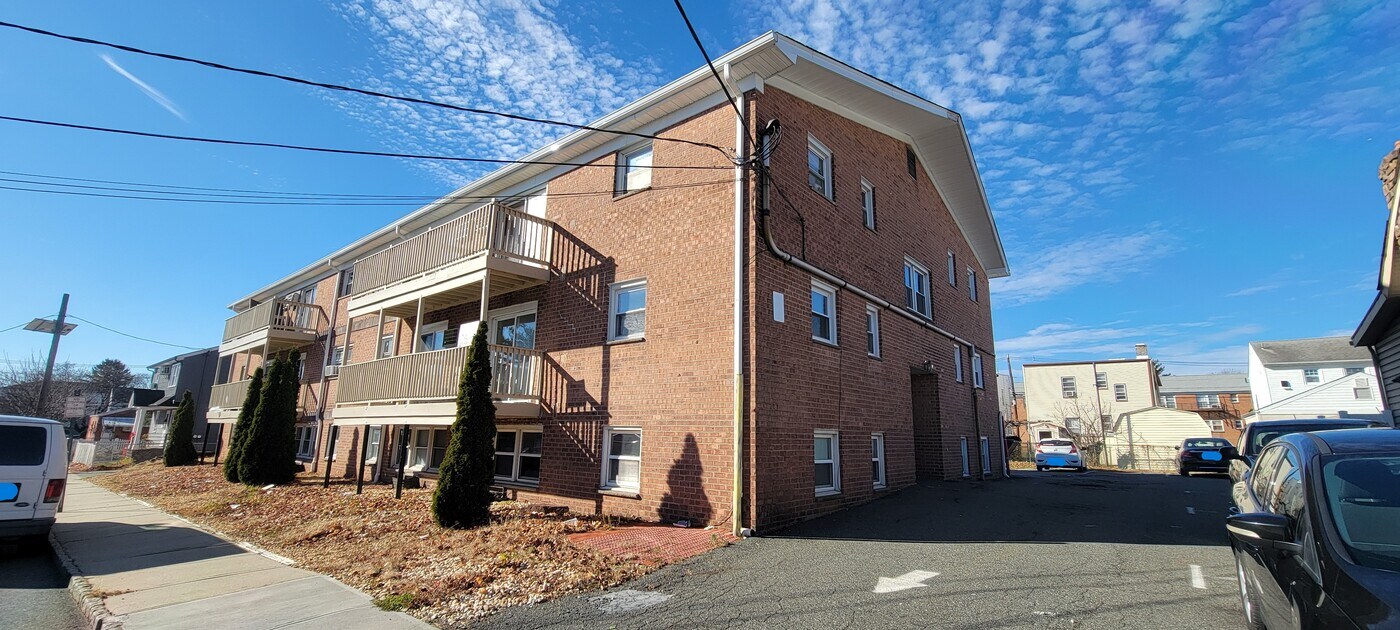 17 Cuozzo St, Unit 4B in Belleville, NJ - Building Photo