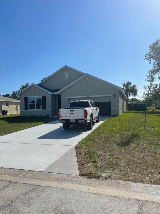 1925 Sunrise Dr SW in Vero Beach, FL - Building Photo