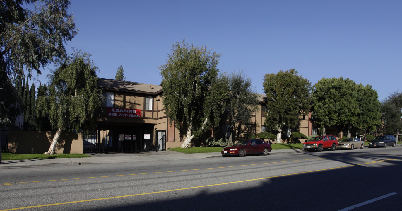 Fulton Village Apartments in Van Nuys, CA - Foto de edificio