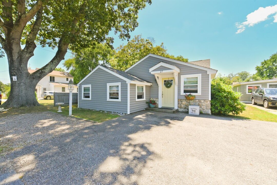 27 River Ave in South Kingstown, RI - Building Photo