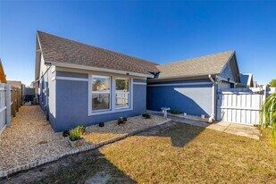 3045 Bloomsbury Dr in Kissimmee, FL - Building Photo