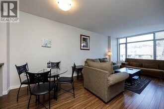 215 W 1st St in North Vancouver, BC - Building Photo - Building Photo