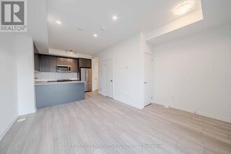 16 Lytham Grn Cir in Newmarket, ON - Building Photo - Building Photo