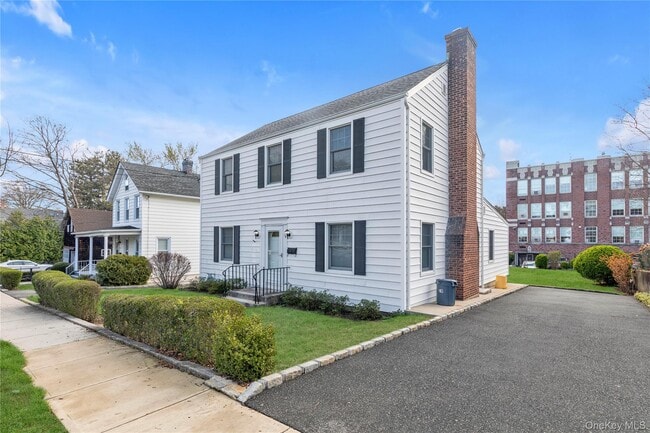 19 Anstice St in Oyster Bay, NY - Building Photo - Building Photo