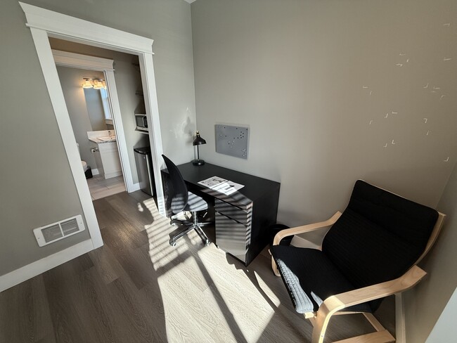 450 Irwin St in Nanaimo, BC - Building Photo - Building Photo