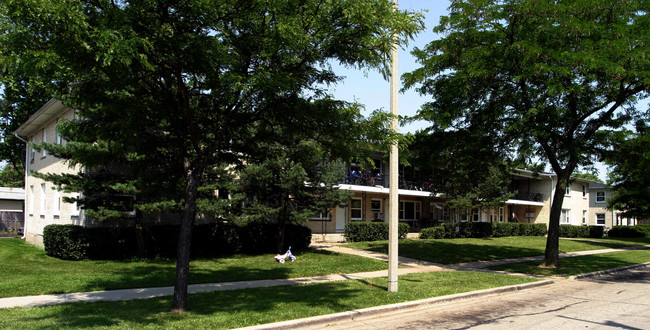 Pinetree Apartments in Hanover Park, IL - Foto de edificio - Building Photo