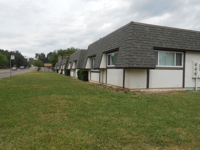 2442 Wilson Ave in Redding, CA - Building Photo - Building Photo