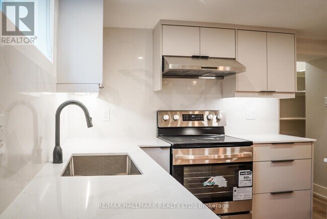 10 Flagstaff Rd in Toronto, ON - Building Photo - Building Photo