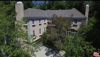 898 N Bundy Dr in Los Angeles, CA - Building Photo