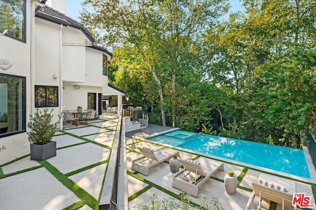 16881 Oak View Dr in Los Angeles, CA - Building Photo - Building Photo