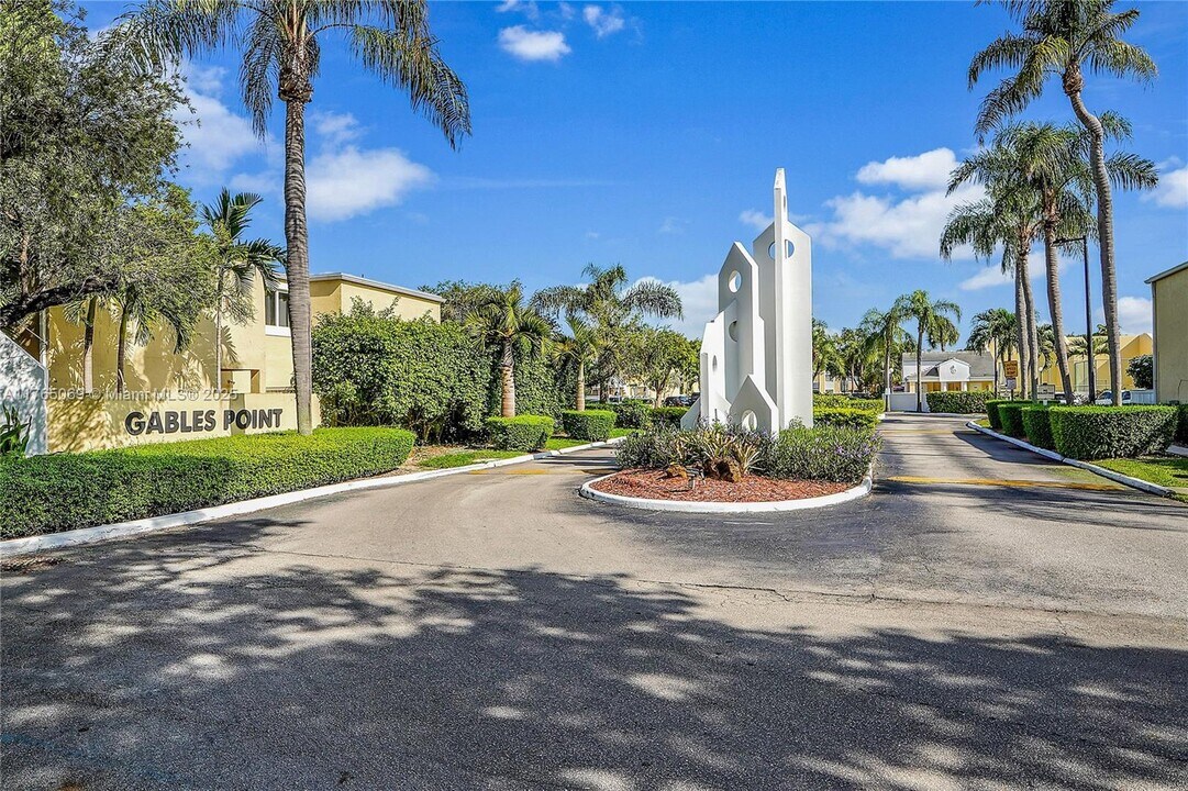 6850 SW 45th Ln in Miami, FL - Building Photo