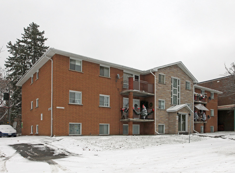 72 King St in Uxbridge, ON - Building Photo