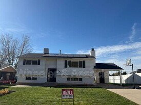 2587 N 1450 E in Layton, UT - Building Photo