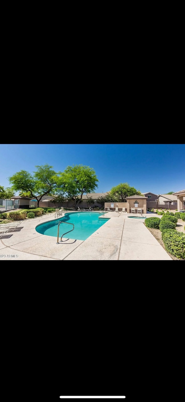 16036 N 11th Ave in Phoenix, AZ - Foto de edificio - Building Photo
