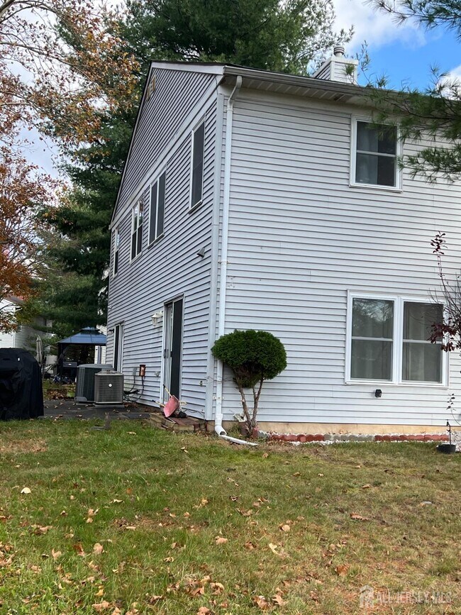 100 Wyndmoor Dr in East Windsor, NJ - Building Photo - Building Photo