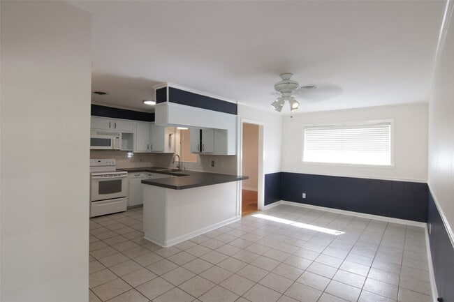 7030 Sharpview Dr in Houston, TX - Building Photo - Building Photo