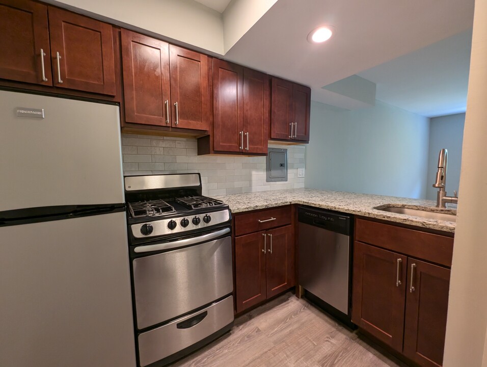 454 W Barry Ave, Unit #445-504 in Chicago, IL - Building Photo